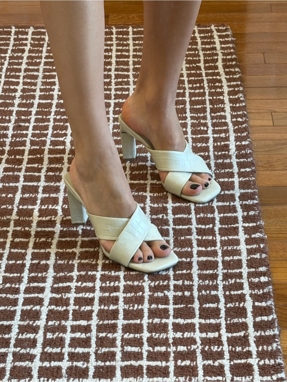 SENSO cream leather mules with crocodile skin texture.